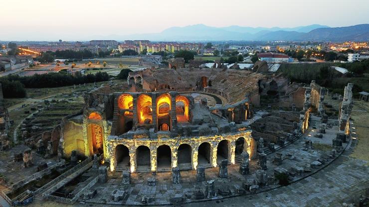 Capua the city of Gladiators:the roman amphitheater and the archeological museum from Naples